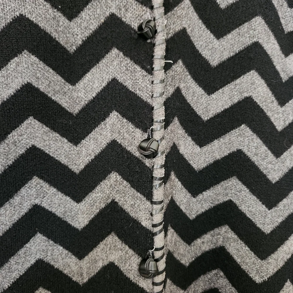 Vintage‎ Dana Buchman Wool V-Neck Cardigan Sweater Chevron Leather Detail Flawed